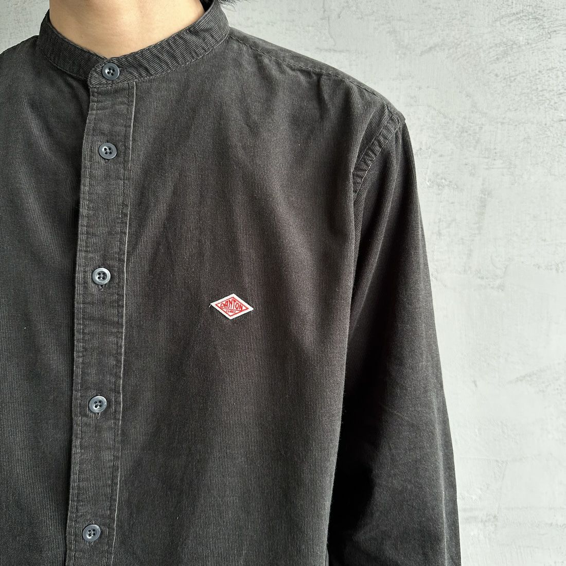 DANTON [ダントン] コーデュロイ バンドカラーシャツ [DT-B0291MCD] CHARCOAL &&モデル身長：179cm 着用サイズ：42&&