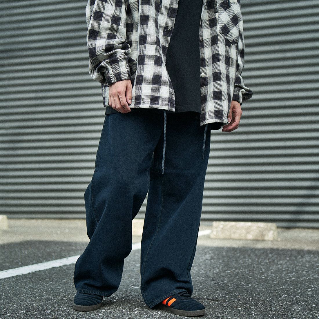 LIBERTO [リベルト] EL PASO ワイドバギーデニム [FL2500] 72 JET BLK &&モデル身長：168cm 着用サイズ：29&&
