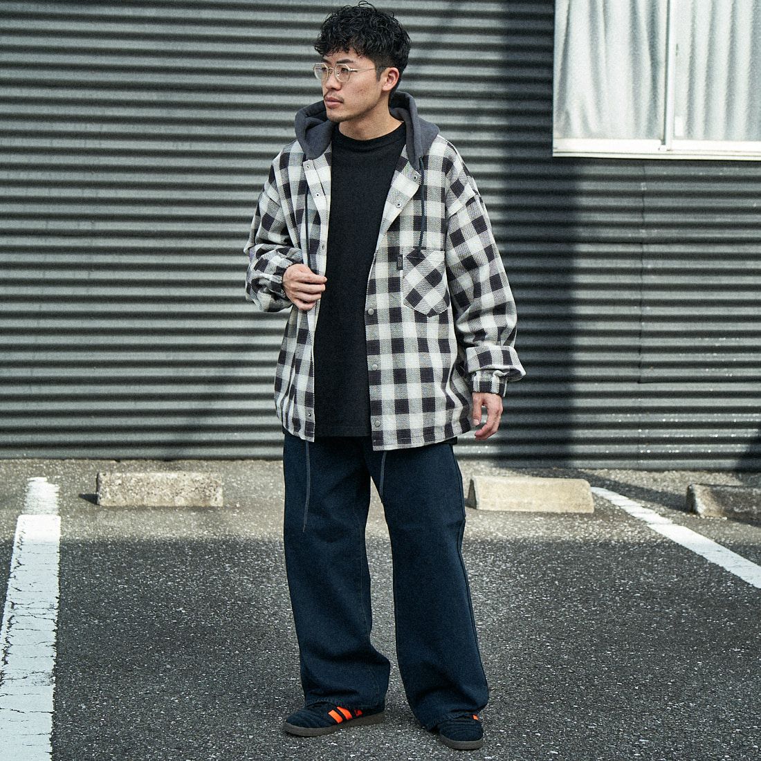 LIBERTO [リベルト] EL PASO ワイドバギーデニム [FL2500] 72 JET BLK &&モデル身長：168cm 着用サイズ：29&&