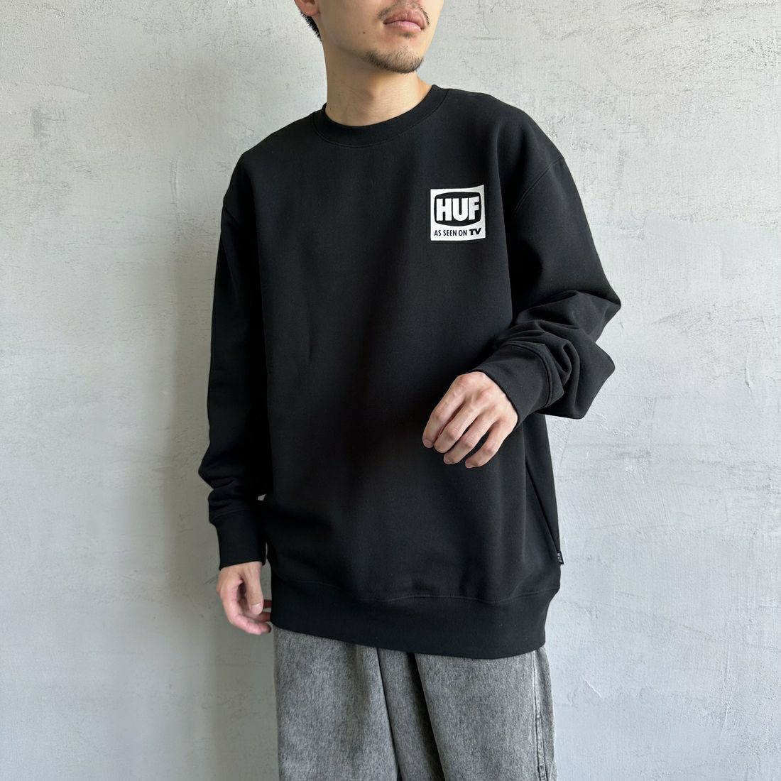 HUF [ハフ] AS SEEN ON TV バックプリントスウェット [PF00690] BLACK &&モデル身長：168cm 着用サイズ：L&&