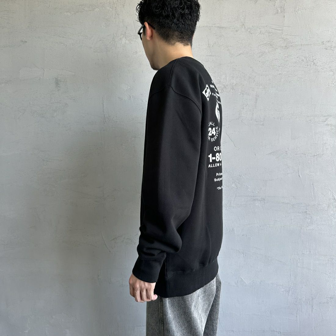 HUF [ハフ] AS SEEN ON TV バックプリントスウェット [PF00690] BLACK &&モデル身長：168cm 着用サイズ：L&&