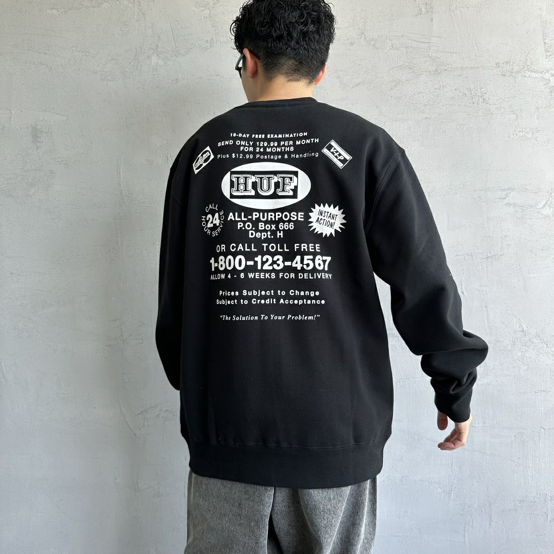HUF [ハフ] AS SEEN ON TV バックプリントスウェット [PF00690] BLACK &&モデル身長：168cm 着用サイズ：L&&