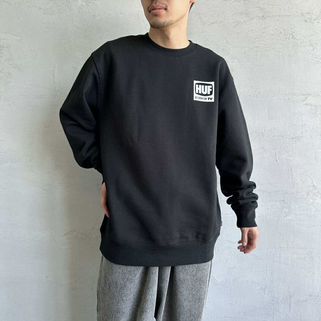 HUF [ハフ] AS SEEN ON TV バックプリントスウェット [PF00690] BLACK &&モデル身長：168cm 着用サイズ：L&&