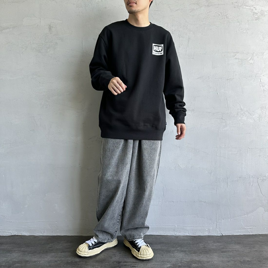 HUF [ハフ] AS SEEN ON TV バックプリントスウェット [PF00690] BLACK &&モデル身長：168cm 着用サイズ：L&&
