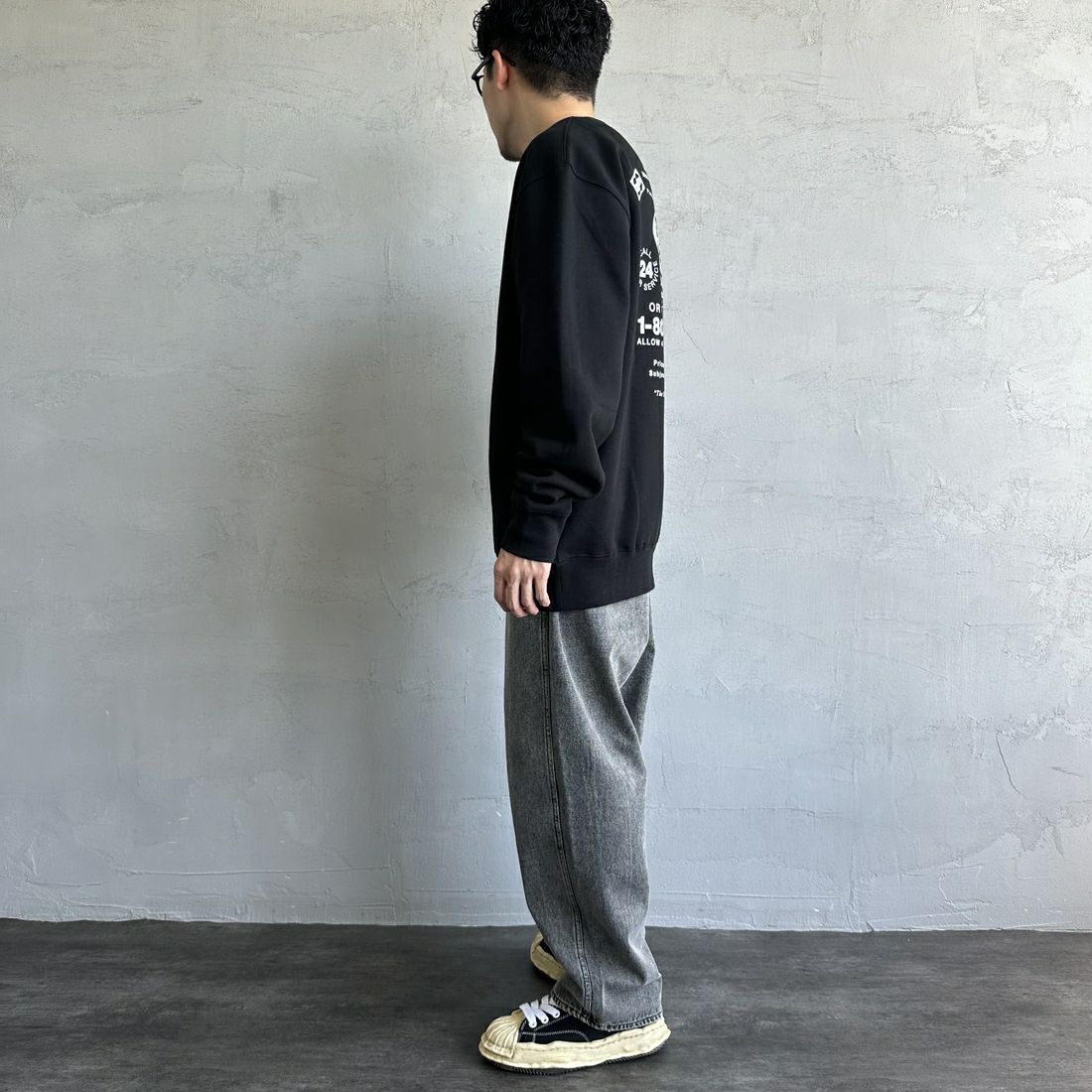 HUF [ハフ] AS SEEN ON TV バックプリントスウェット [PF00690] BLACK &&モデル身長：168cm 着用サイズ：L&&
