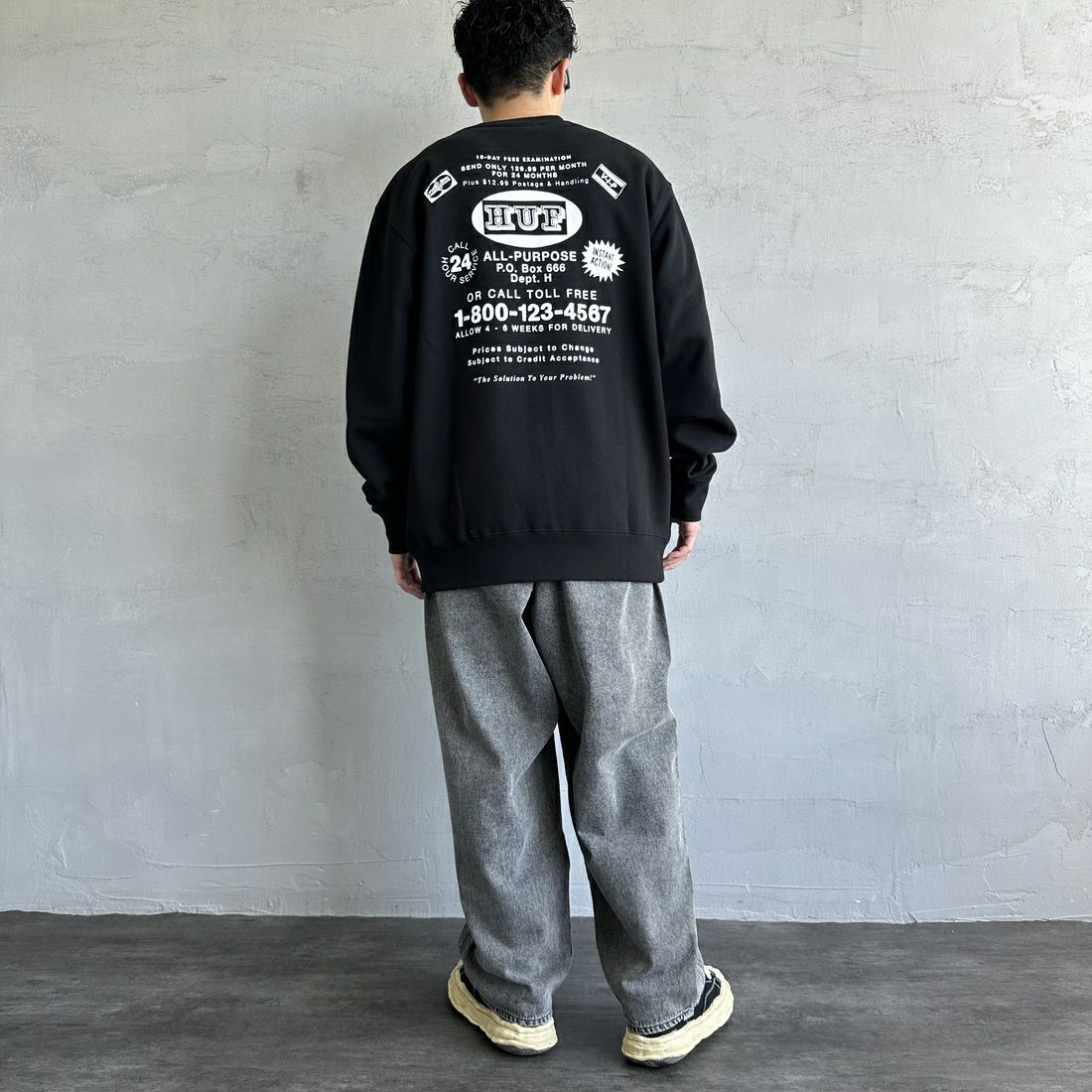 HUF [ハフ] AS SEEN ON TV バックプリントスウェット [PF00690] BLACK &&モデル身長：168cm 着用サイズ：L&&
