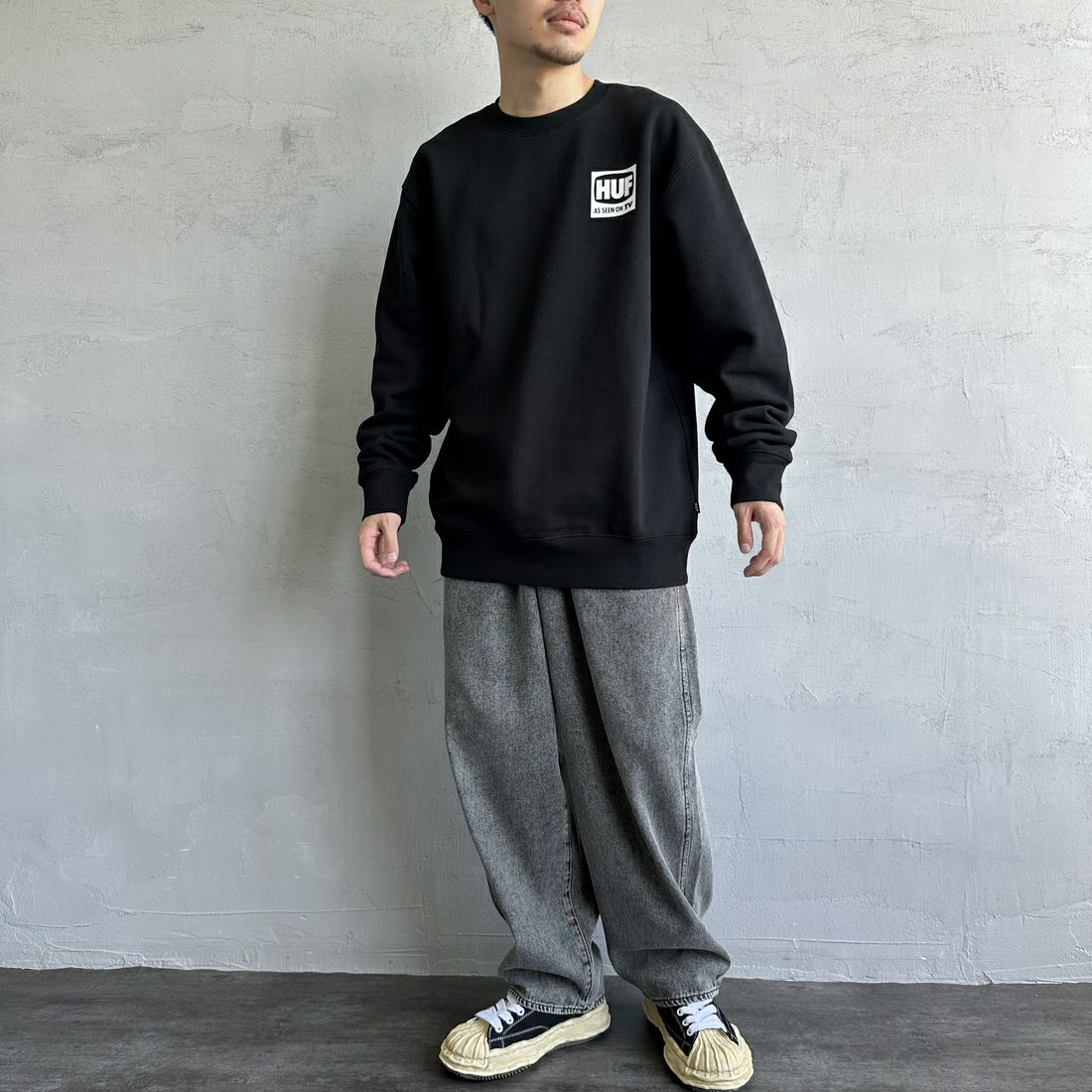 HUF [ハフ] AS SEEN ON TV バックプリントスウェット [PF00690] BLACK &&モデル身長：168cm 着用サイズ：L&&