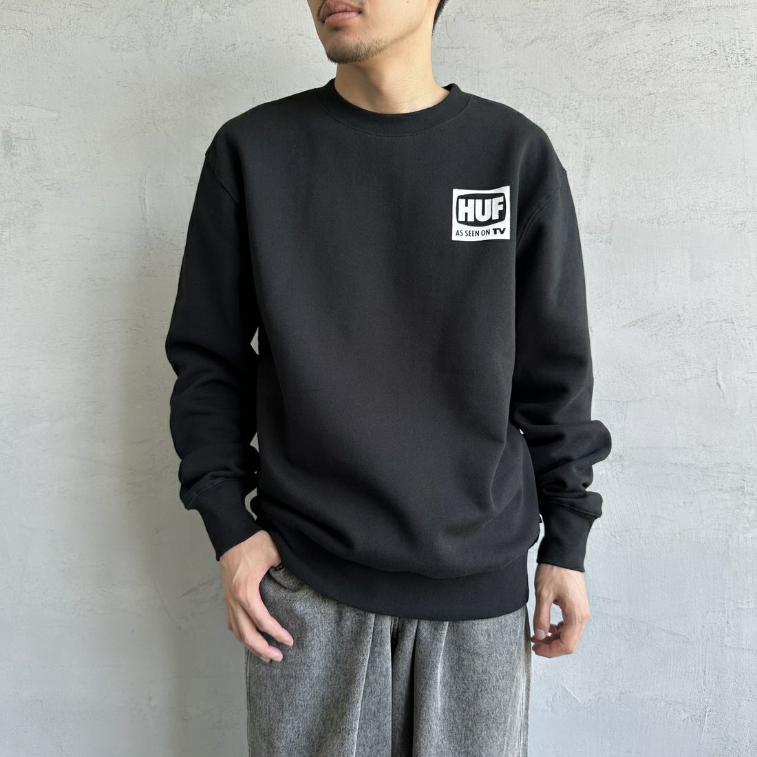 HUF [ハフ] AS SEEN ON TV バックプリントスウェット [PF00690] BLACK &&モデル身長：168cm 着用サイズ：M&&