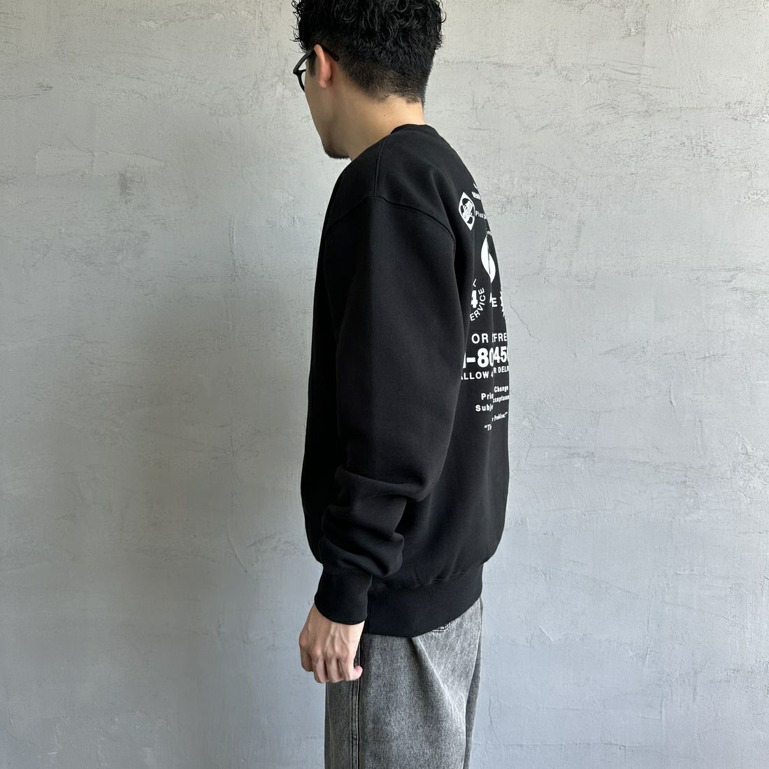HUF [ハフ] AS SEEN ON TV バックプリントスウェット [PF00690] BLACK &&モデル身長：168cm 着用サイズ：M&&