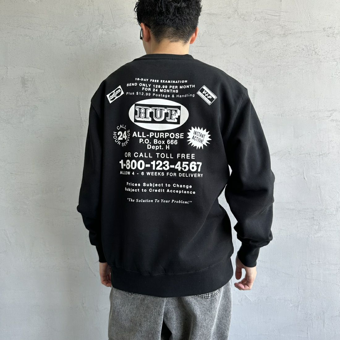 HUF [ハフ] AS SEEN ON TV バックプリントスウェット [PF00690] BLACK &&モデル身長：168cm 着用サイズ：M&&