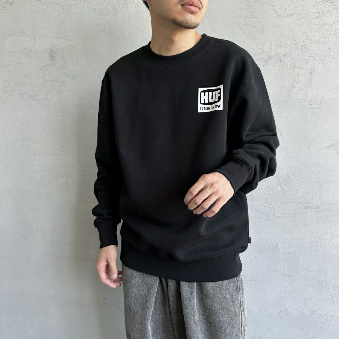 HUF [ハフ] AS SEEN ON TV バックプリントスウェット [PF00690] BLACK &&モデル身長：168cm 着用サイズ：M&&