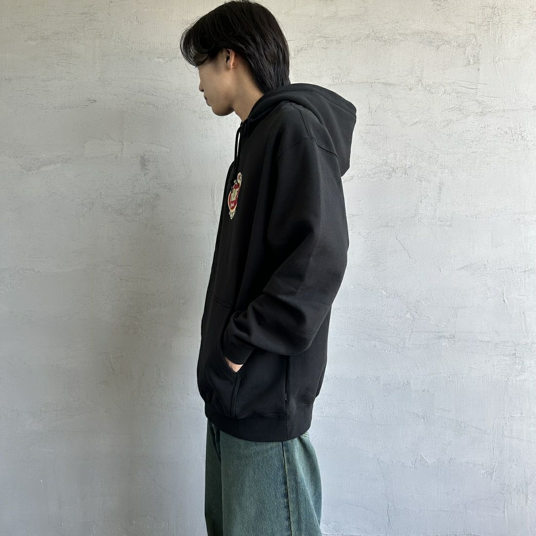 HUF [ハフ] ESPECIAL ロゴ刺繍スウェットパーカー [PF00685] BLACK &&モデル身長：179cm 着用サイズ：L&&