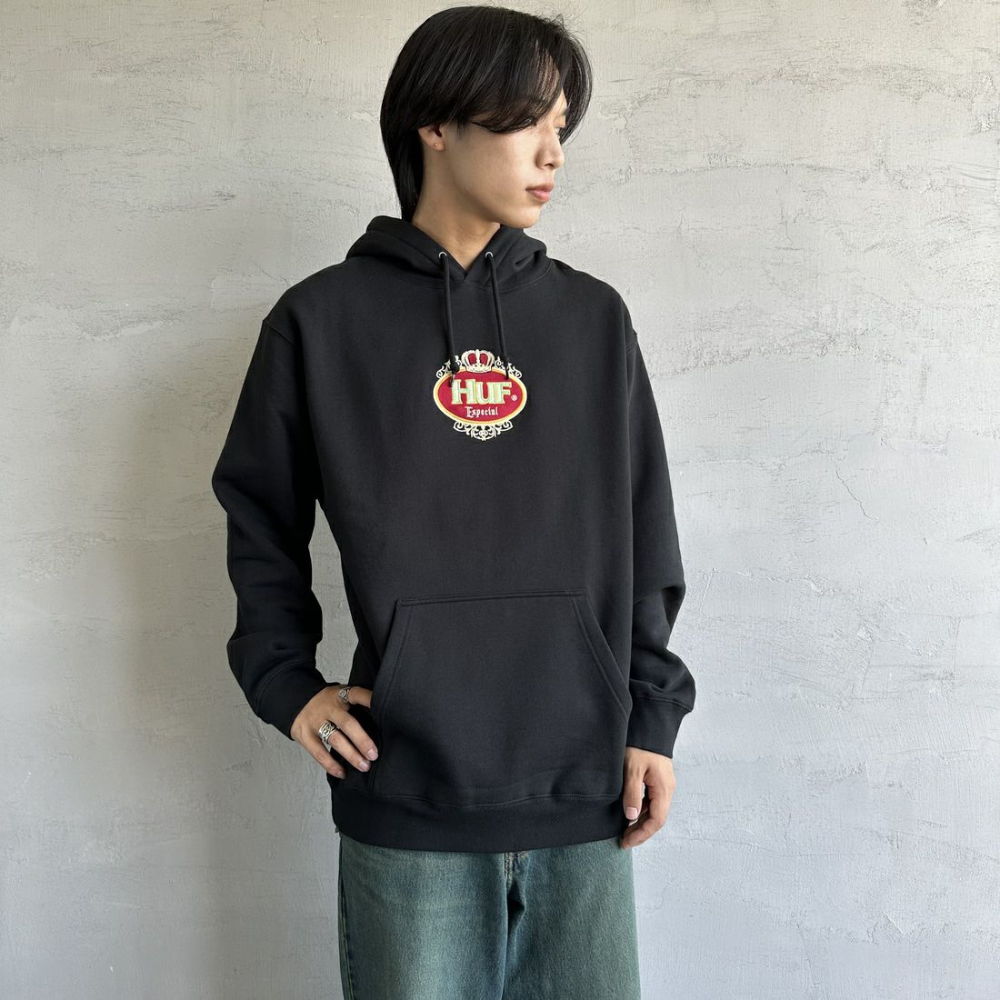 HUF [ハフ] ESPECIAL ロゴ刺繍スウェットパーカー [PF00685] BLACK &&モデル身長：179cm 着用サイズ：L&&
