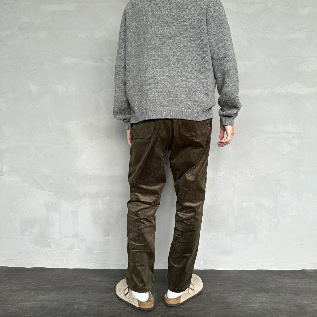 GRAMiCCi [グラミチ] コーデュロイルーズテーパードリッジパンツ [G4FU-P040] OLIVE GREE &&モデル身長：168cm 着用サイズ：S&&