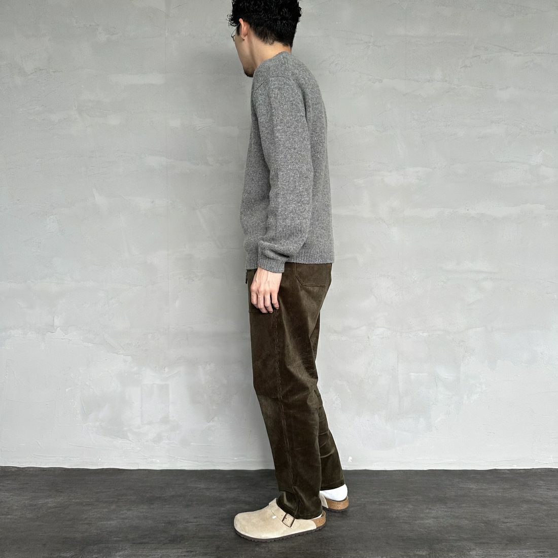 GRAMiCCi [グラミチ] コーデュロイルーズテーパードリッジパンツ [G4FU-P040] OLIVE GREE &&モデル身長：168cm 着用サイズ：S&&