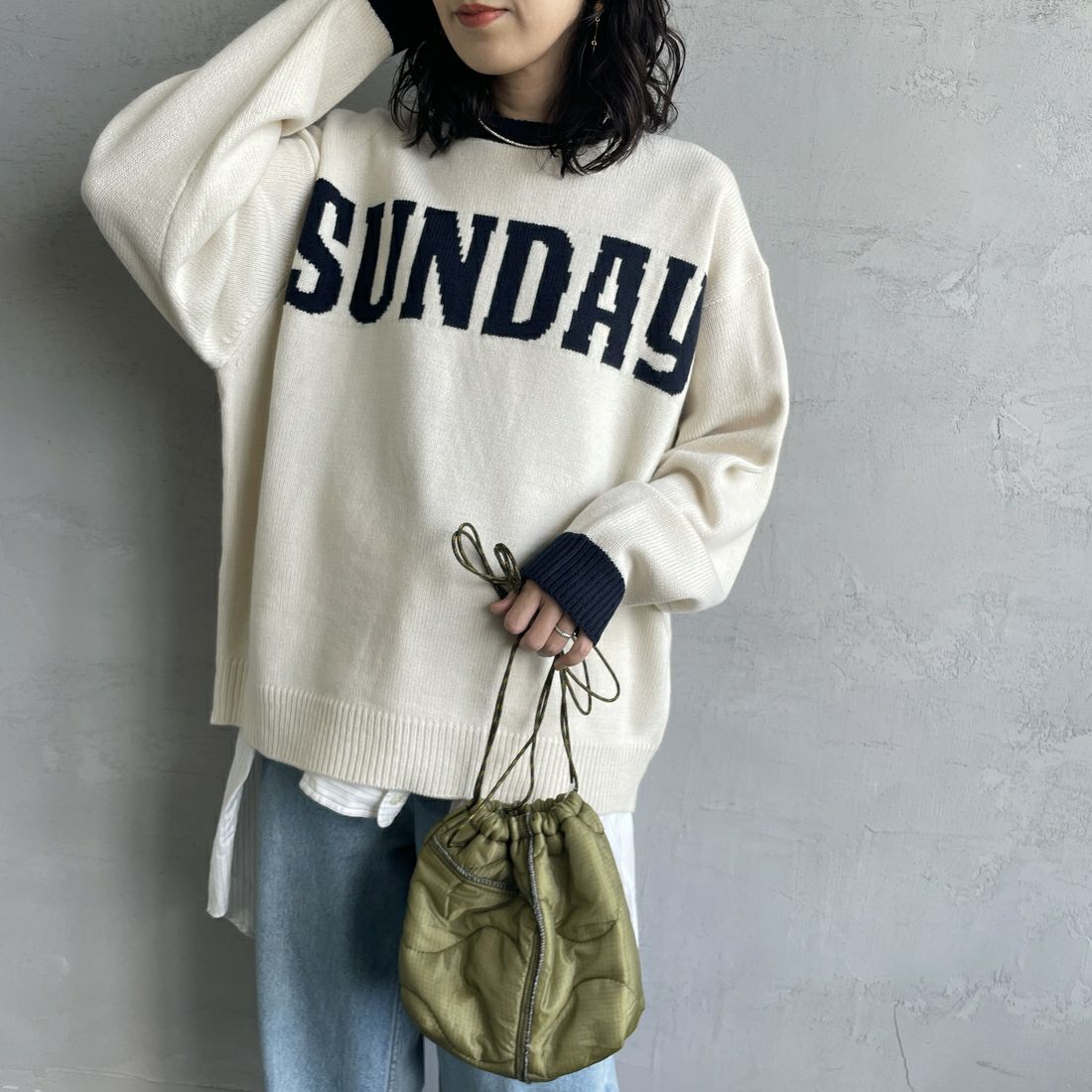 LOGAN Knitting Mills [ローガン ニッティング ミルズ] 別注 クルーネック 配色ジャガードロゴニット [LG-24FW28IN-JF] IVORY &&モデル身長：160cm 着用サイズ：F&&