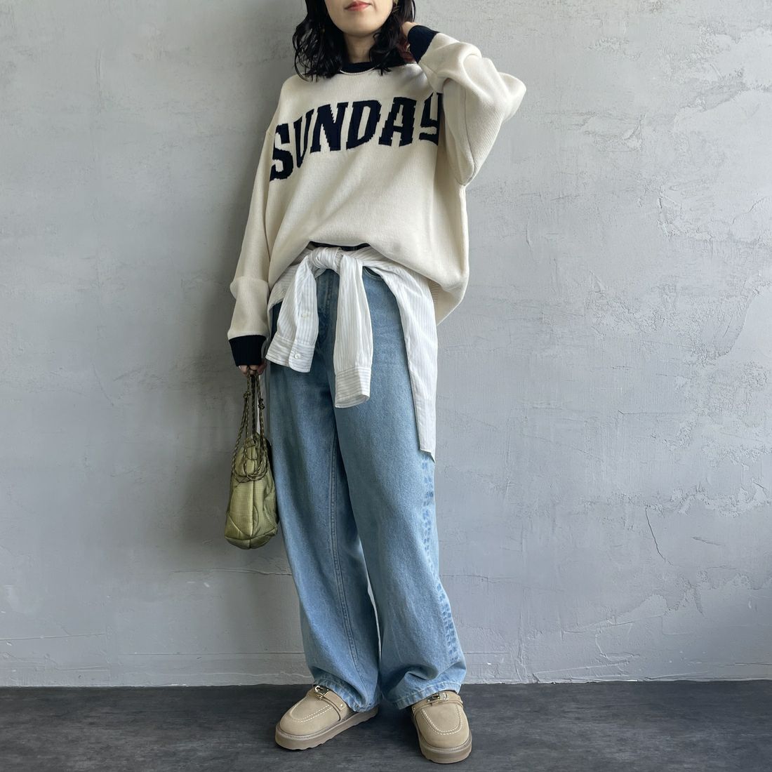 LOGAN Knitting Mills [ローガン ニッティング ミルズ] 別注 クルーネック 配色ジャガードロゴニット [LG-24FW28IN-JF] IVORY &&モデル身長：160cm 着用サイズ：F&&