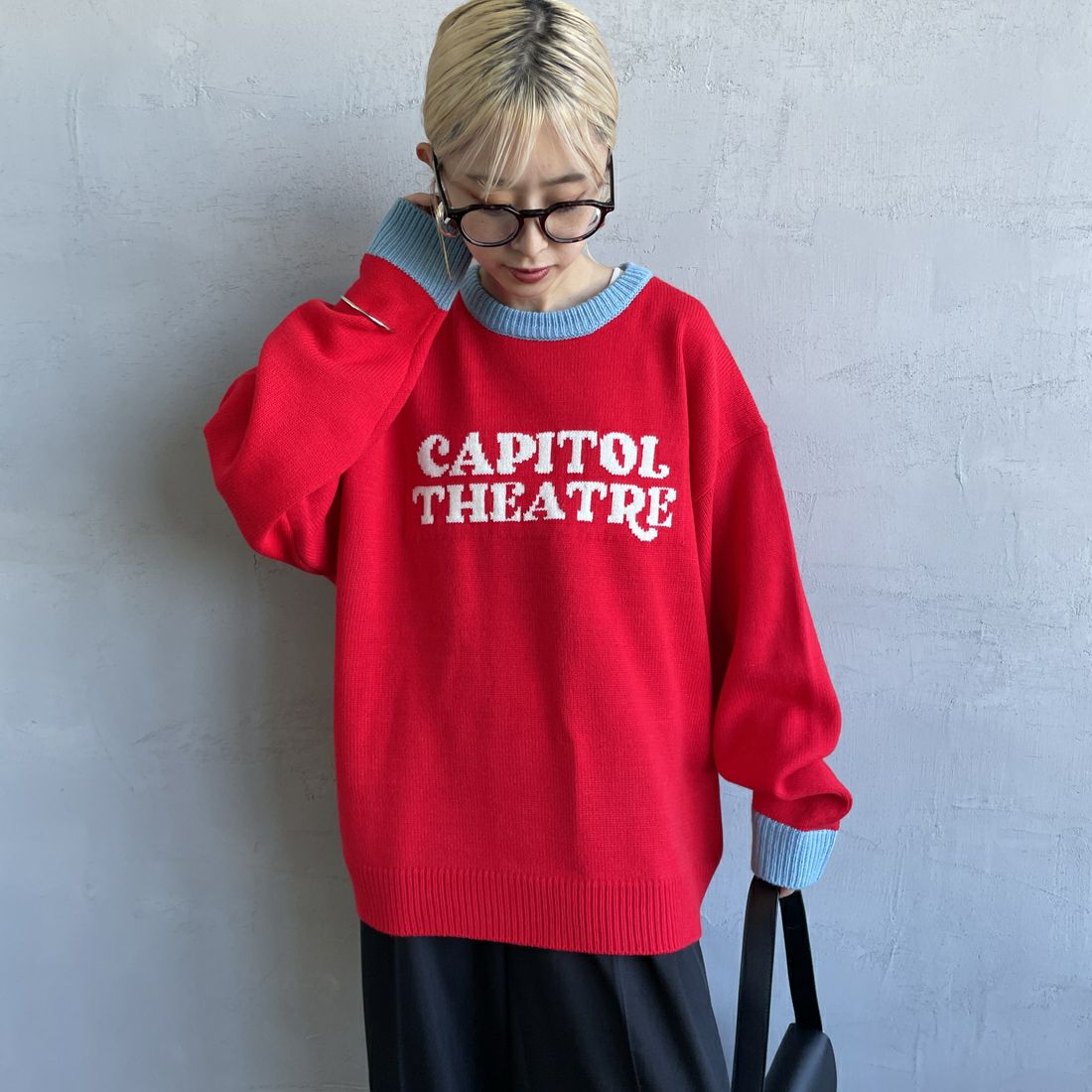 LOGAN Knitting Mills [ローガン ニッティング ミルズ] 別注 クルーネック 配色ジャガードロゴニット [LG-24FW28IN-JF] RED&&モデル身長：150cm 着用サイズ：F&&