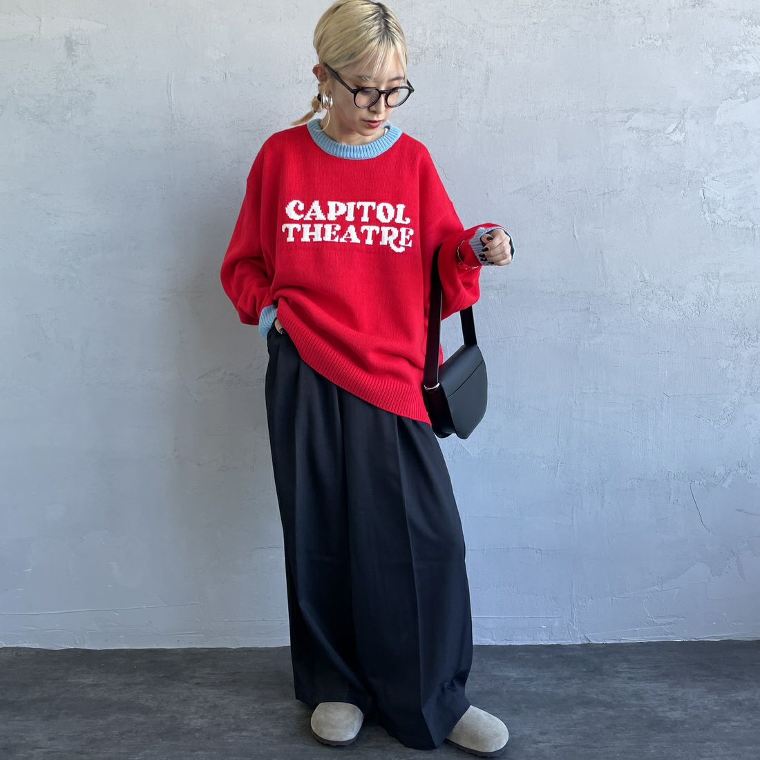 LOGAN Knitting Mills [ローガン ニッティング ミルズ] 別注 クルーネック 配色ジャガードロゴニット [LG-24FW28IN-JF] RED&&モデル身長：150cm 着用サイズ：F&&
