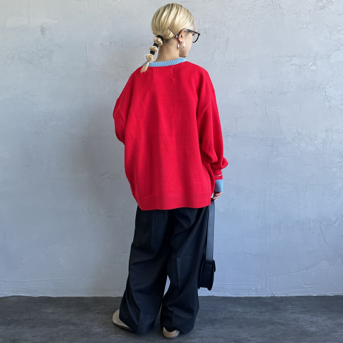 LOGAN Knitting Mills [ローガン ニッティング ミルズ] 別注 クルーネック 配色ジャガードロゴニット [LG-24FW28IN-JF] RED&&モデル身長：150cm 着用サイズ：F&&
