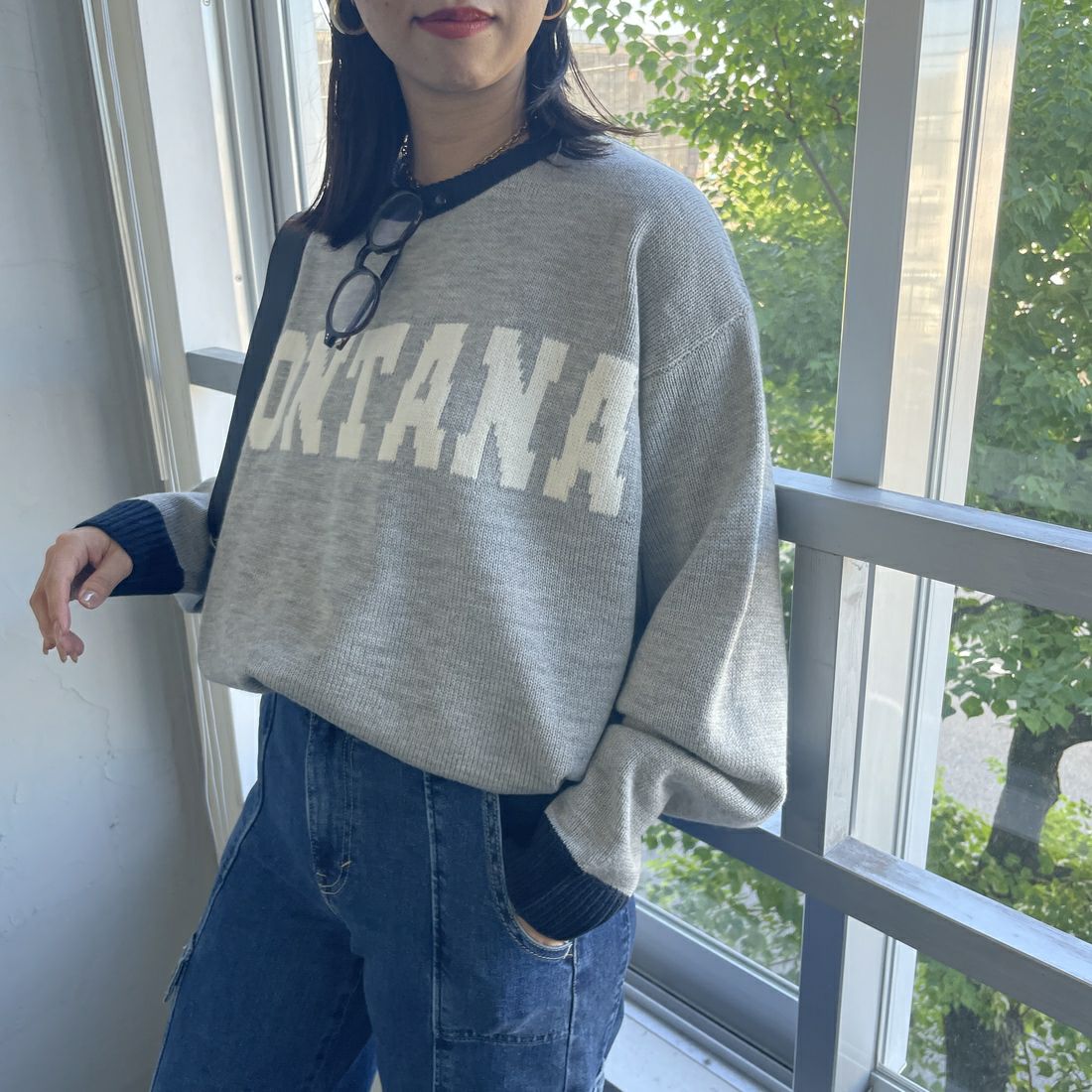 LOGAN Knitting Mills [ローガン ニッティング ミルズ] 別注 クルーネック 配色ジャガードロゴニット [LG-24FW28IN-JF] GRAY&&モデル身長：163cm 着用サイズ：F&&
