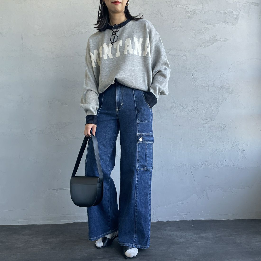 LOGAN Knitting Mills [ローガン ニッティング ミルズ] 別注 クルーネック 配色ジャガードロゴニット [LG-24FW28IN-JF] GRAY&&モデル身長：163cm 着用サイズ：F&&