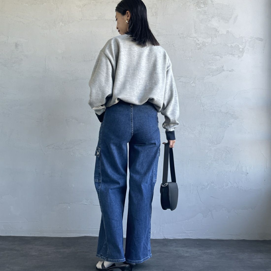 LOGAN Knitting Mills [ローガン ニッティング ミルズ] 別注 クルーネック 配色ジャガードロゴニット [LG-24FW28IN-JF] GRAY&&モデル身長：163cm 着用サイズ：F&&