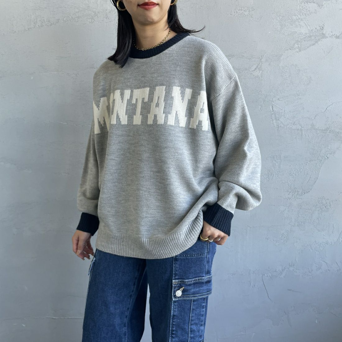 LOGAN Knitting Mills [ローガン ニッティング ミルズ] 別注 クルーネック 配色ジャガードロゴニット [LG-24FW28IN-JF] GRAY&&モデル身長：163cm 着用サイズ：F&&