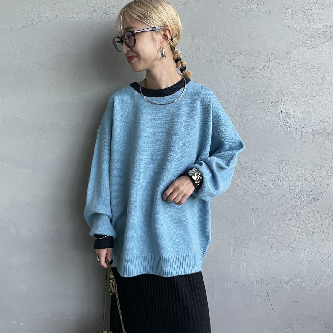 LOGAN Knitting Mills [ローガン ニッティング ミルズ] 別注 クルーネック 配色ジャガードロゴニット [LG-24FW28IN-JF] BLUE&&モデル身長：150cm 着用サイズ：F&&