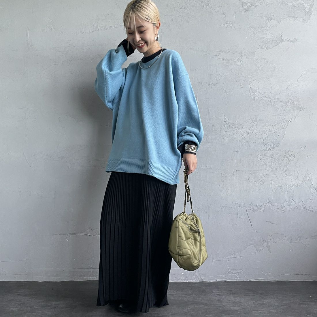 LOGAN Knitting Mills [ローガン ニッティング ミルズ] 別注 クルーネック 配色ジャガードロゴニット [LG-24FW28IN-JF] BLUE&&モデル身長：150cm 着用サイズ：F&&