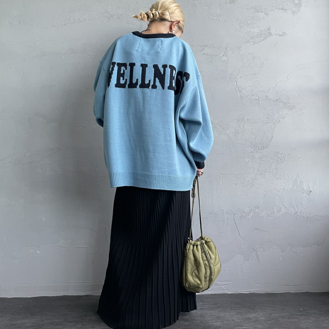 LOGAN Knitting Mills [ローガン ニッティング ミルズ] 別注 クルーネック 配色ジャガードロゴニット [LG-24FW28IN-JF] BLUE&&モデル身長：150cm 着用サイズ：F&&