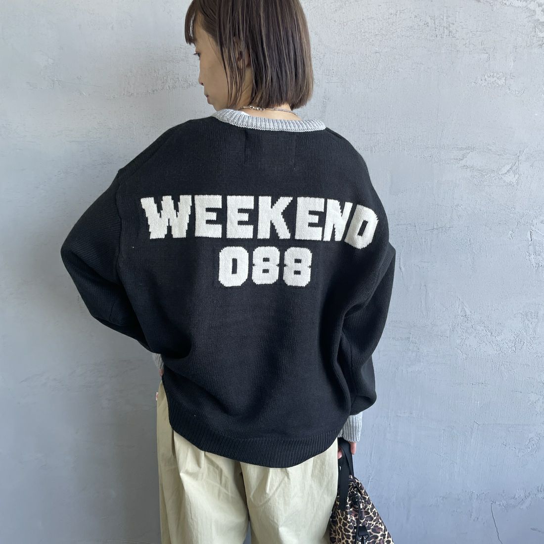 LOGAN Knitting Mills [ローガン ニッティング ミルズ] 別注 クルーネック 配色ジャガードロゴニット [LG-24FW28IN-JF] BLACK&&モデル身長：158cm 着用サイズ：F&&