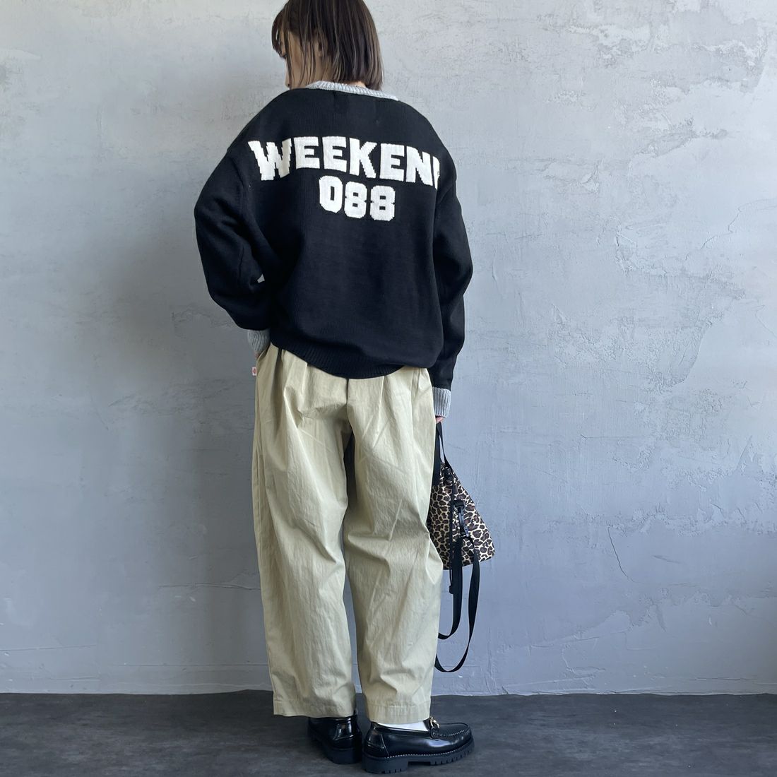 LOGAN Knitting Mills [ローガン ニッティング ミルズ] 別注 クルーネック 配色ジャガードロゴニット [LG-24FW28IN-JF] BLACK&&モデル身長：158cm 着用サイズ：F&&