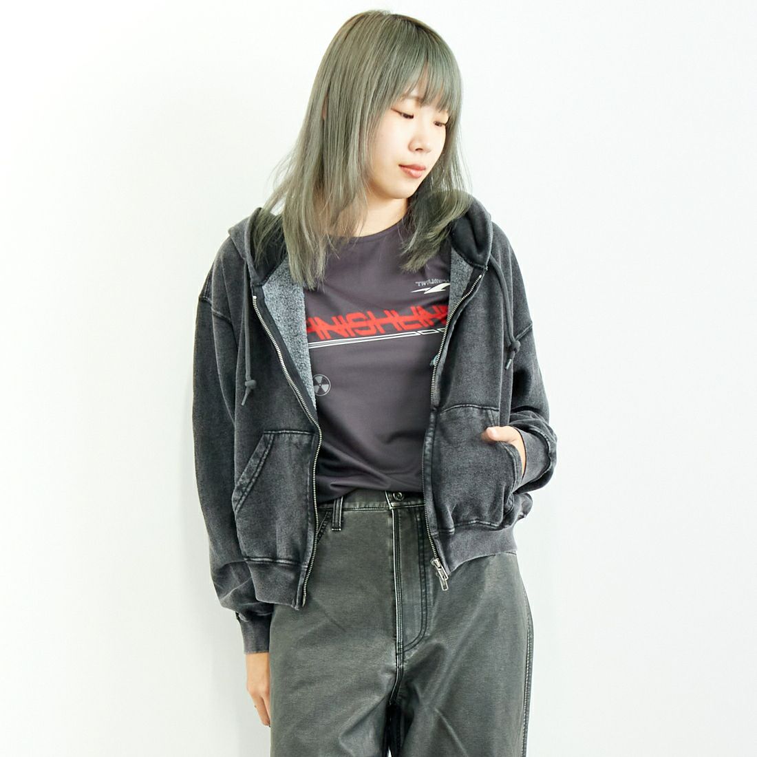 Jeans Factory Clothes [ジーンズファクトリークローズ] T/Cケミカル加工 裏毛ジップパーカー [2423-426IN] BLACK &&モデル身長：167cm 着用サイズ：S&&