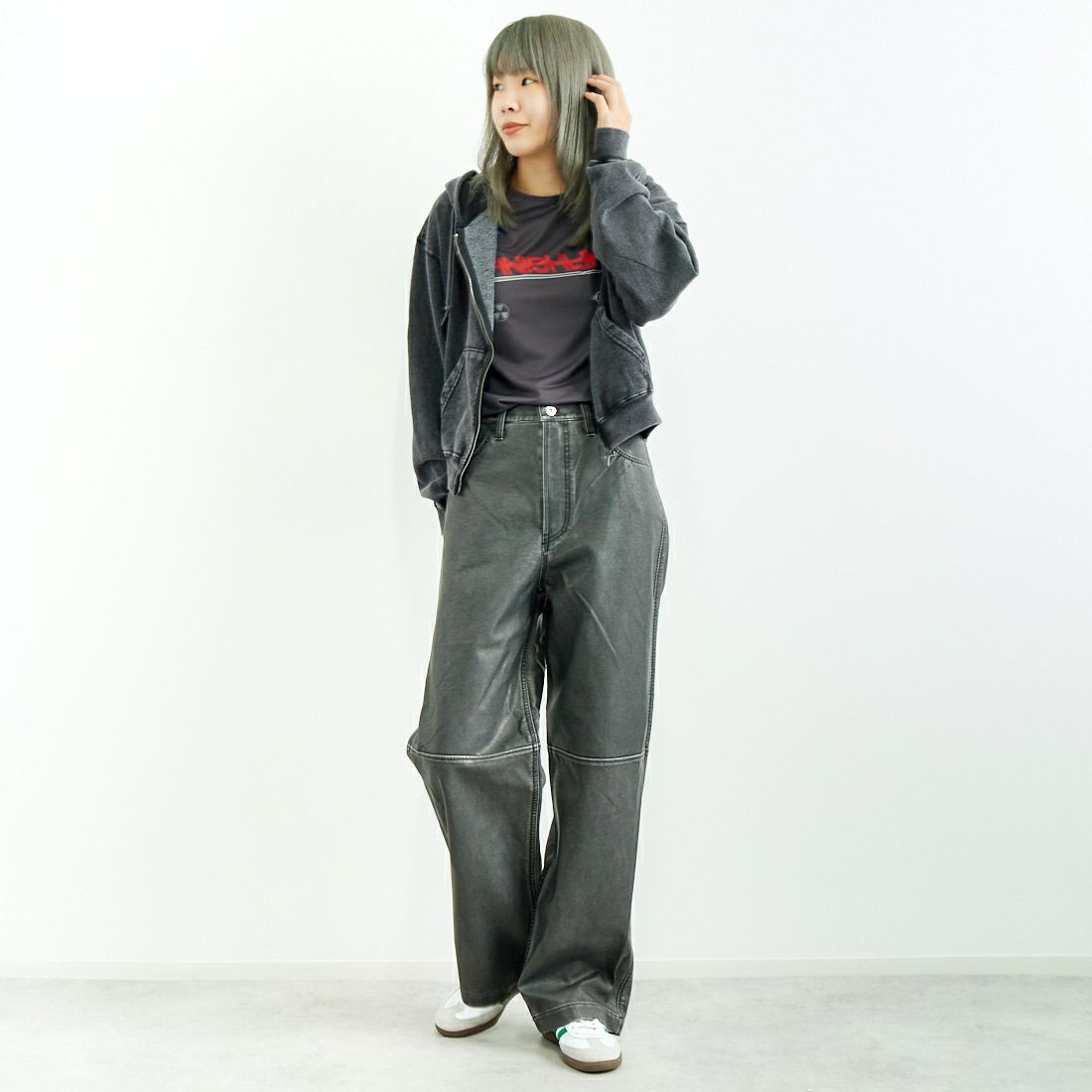 Jeans Factory Clothes [ジーンズファクトリークローズ] T/Cケミカル加工 裏毛ジップパーカー [2423-426IN] BLACK &&モデル身長：167cm 着用サイズ：S&&