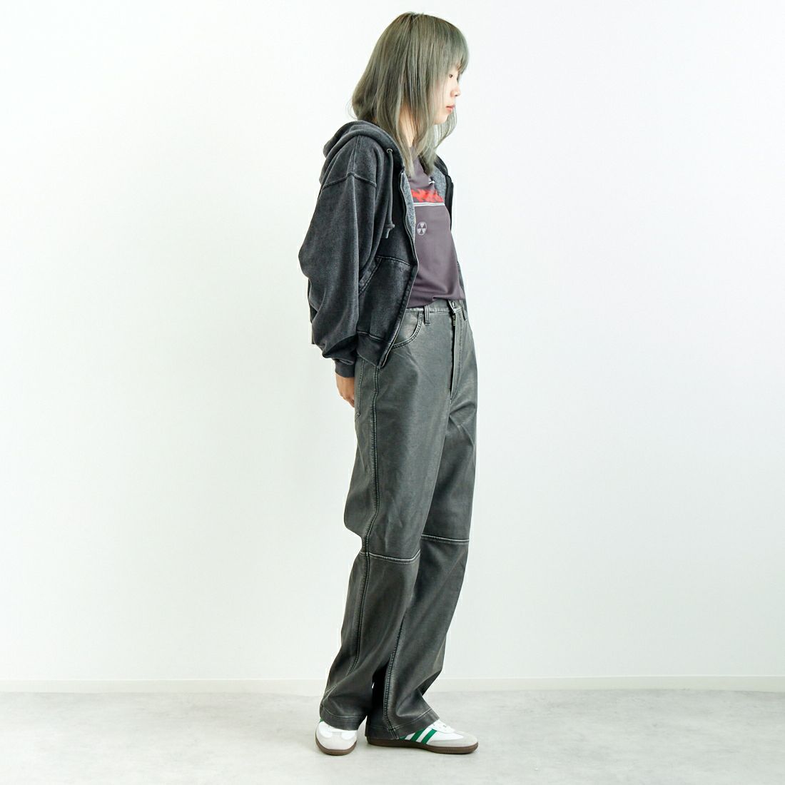 Jeans Factory Clothes [ジーンズファクトリークローズ] T/Cケミカル加工 裏毛ジップパーカー [2423-426IN] BLACK &&モデル身長：167cm 着用サイズ：S&&