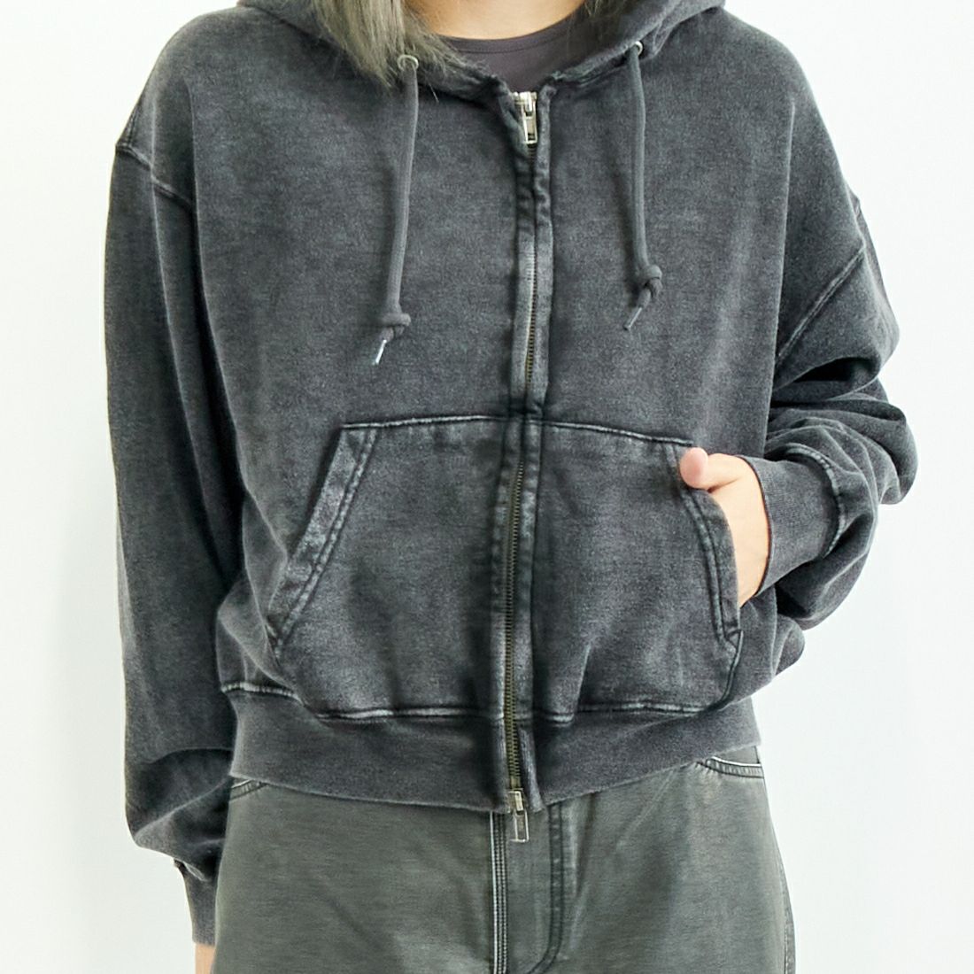 Jeans Factory Clothes [ジーンズファクトリークローズ] T/Cケミカル加工 裏毛ジップパーカー [2423-426IN] BLACK &&モデル身長：167cm 着用サイズ：S&&