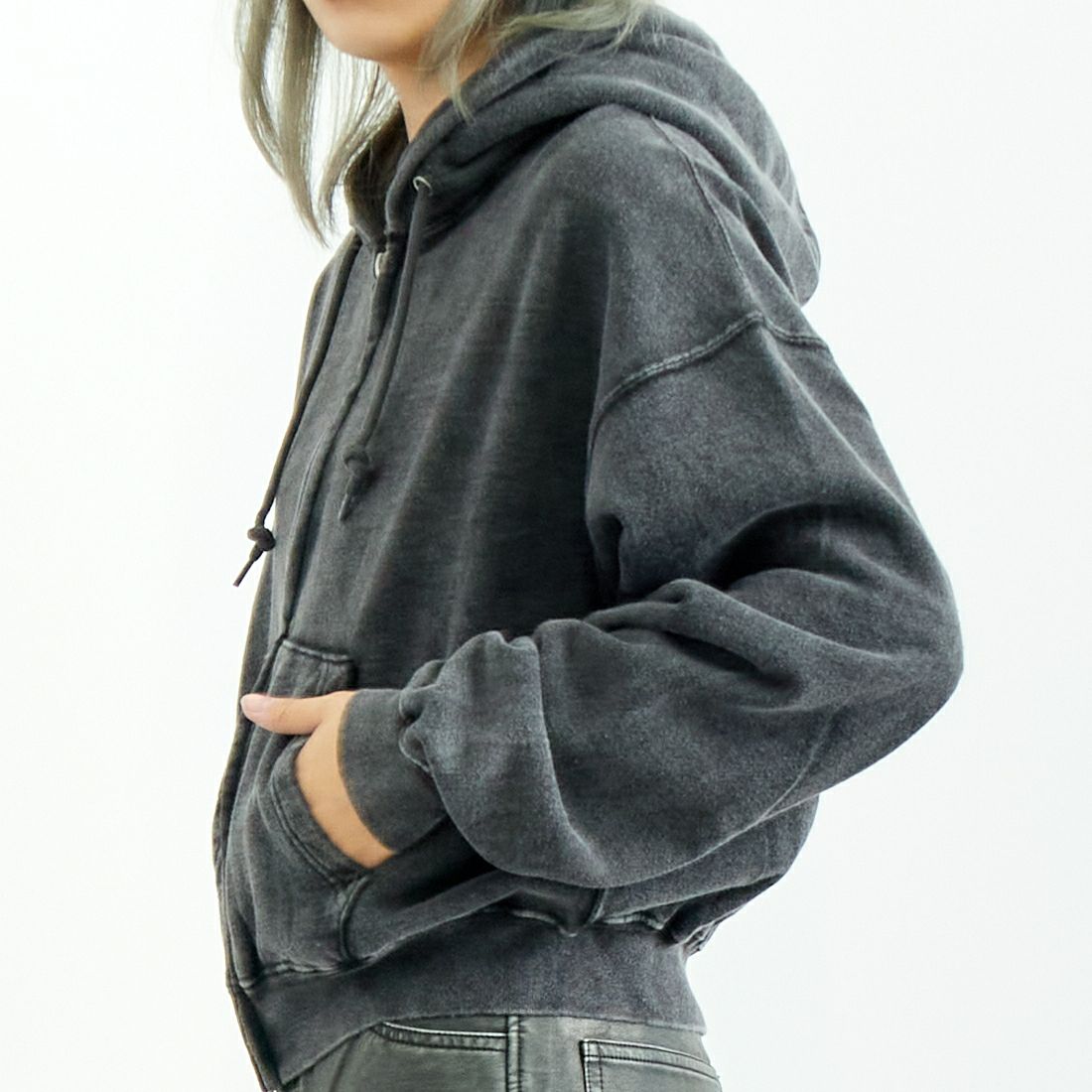 Jeans Factory Clothes [ジーンズファクトリークローズ] T/Cケミカル加工 裏毛ジップパーカー [2423-426IN] BLACK &&モデル身長：167cm 着用サイズ：S&&