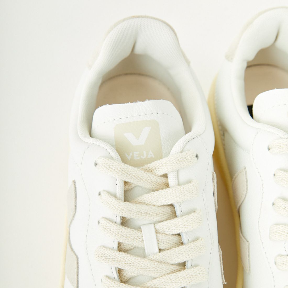 VEJA [ヴェジャ] レザースニーカー [V-90] E-WHT NATU