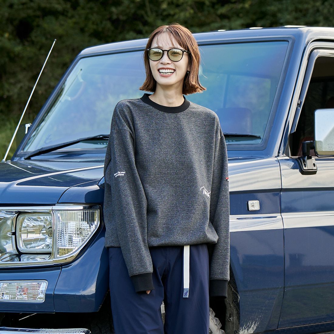 JEANSFACTORY × NANGA [ジーンズファクトリー × ナンガ] 別注 ブランドロゴ刺繍 ドローコードスウェット [NW24AW-JF4] GRAY &&モデル身長：167cm 着用サイズ：S&&