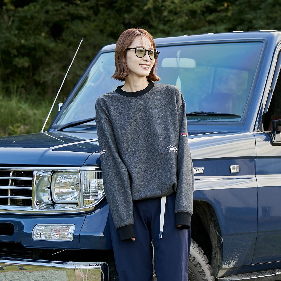 JEANSFACTORY × NANGA [ジーンズファクトリー × ナンガ] 別注 ブランドロゴ刺繍 ドローコードスウェット [NW24AW-JF4] GRAY &&モデル身長：167cm 着用サイズ：S&&