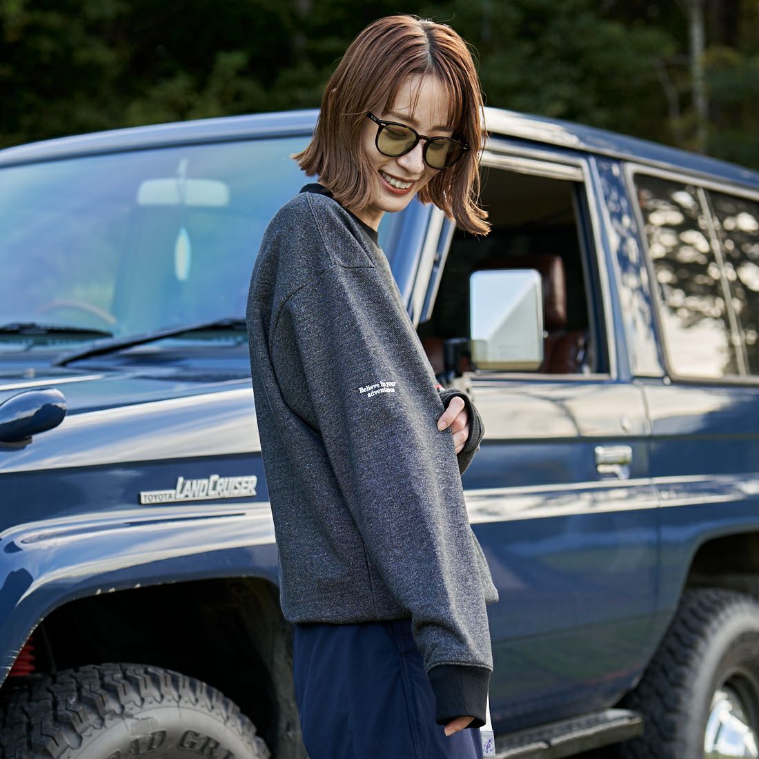 JEANSFACTORY × NANGA [ジーンズファクトリー × ナンガ] 別注 ブランドロゴ刺繍 ドローコードスウェット [NW24AW-JF4] GRAY &&モデル身長：167cm 着用サイズ：S&&