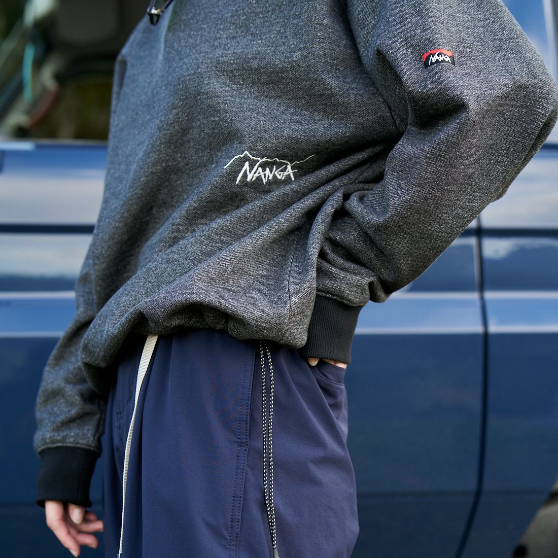 JEANSFACTORY × NANGA [ジーンズファクトリー × ナンガ] 別注 ブランドロゴ刺繍 ドローコードスウェット [NW24AW-JF4] GRAY &&モデル身長：167cm 着用サイズ：S&&