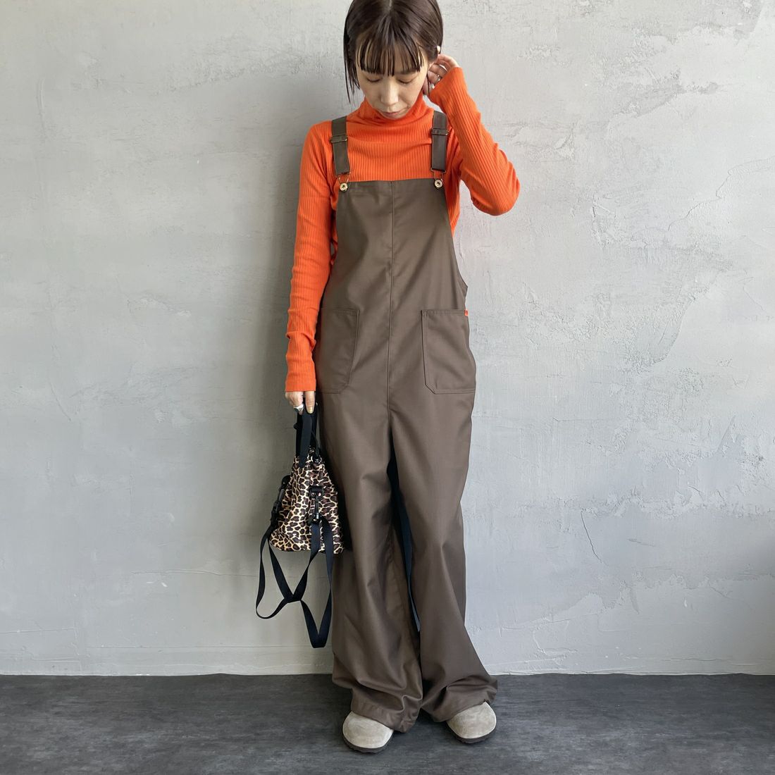 UNIVERSAL OVERALL [ユニバーサルオーバーオール] 裾ドローコードオーバーオール [U2432800IN-JF] BROWN&&モデル身長：158cm 着用サイズ：F&&