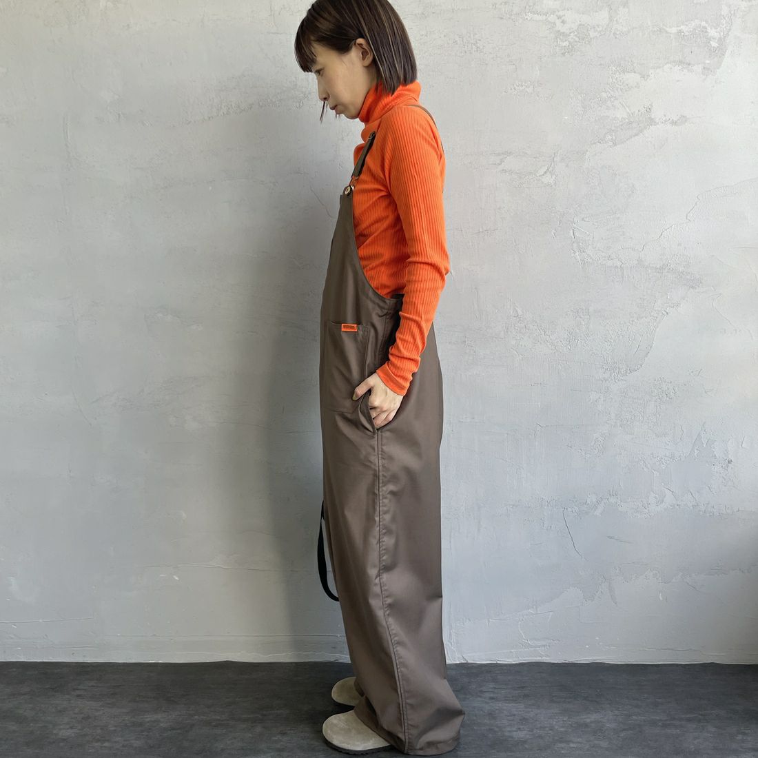 UNIVERSAL OVERALL [ユニバーサルオーバーオール] 裾ドローコードオーバーオール [U2432800IN-JF] BROWN&&モデル身長：158cm 着用サイズ：F&&