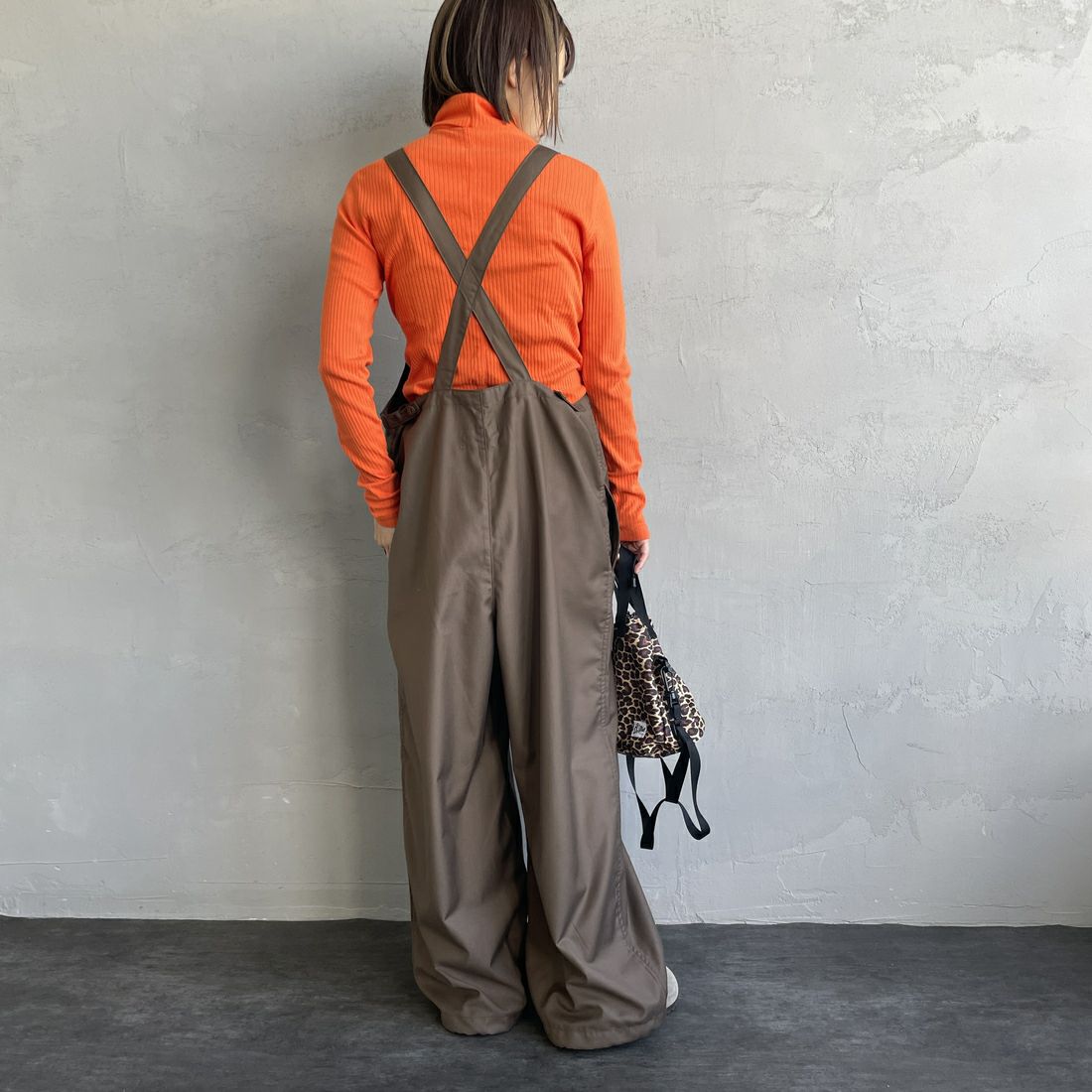 UNIVERSAL OVERALL [ユニバーサルオーバーオール] 裾ドローコードオーバーオール [U2432800IN-JF] BROWN&&モデル身長：158cm 着用サイズ：F&&