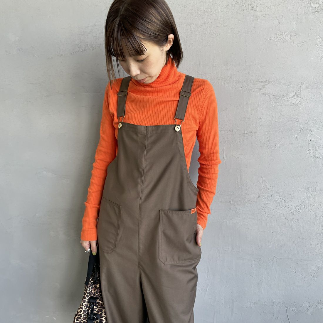 UNIVERSAL OVERALL [ユニバーサルオーバーオール] 裾ドローコードオーバーオール [U2432800IN-JF] BROWN&&モデル身長：158cm 着用サイズ：F&&