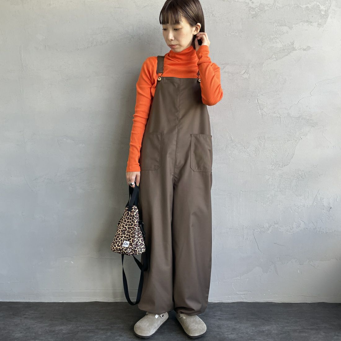 UNIVERSAL OVERALL [ユニバーサルオーバーオール] 裾ドローコードオーバーオール [U2432800IN-JF] BROWN&&モデル身長：158cm 着用サイズ：F&&