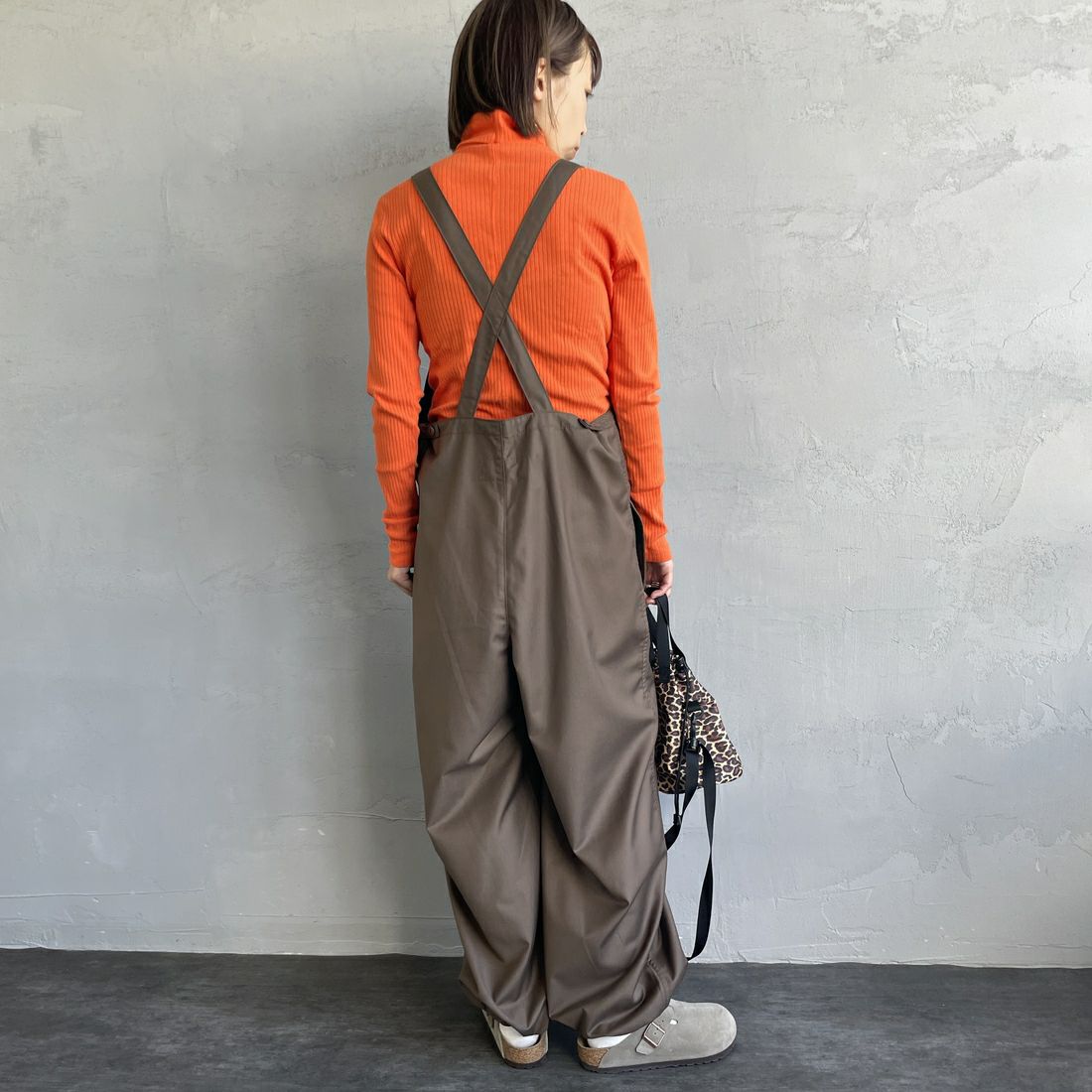 UNIVERSAL OVERALL [ユニバーサルオーバーオール] 裾ドローコードオーバーオール [U2432800IN-JF] BROWN&&モデル身長：158cm 着用サイズ：F&&