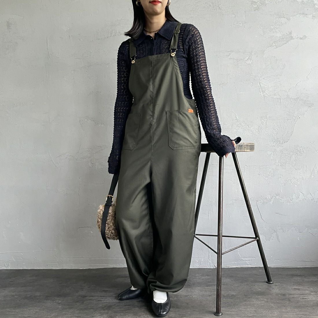 UNIVERSAL OVERALL [ユニバーサルオーバーオール] 裾ドローコードオーバーオール [U2432800IN-JF] KHAKI&&モデル身長：163cm 着用サイズ：F&&